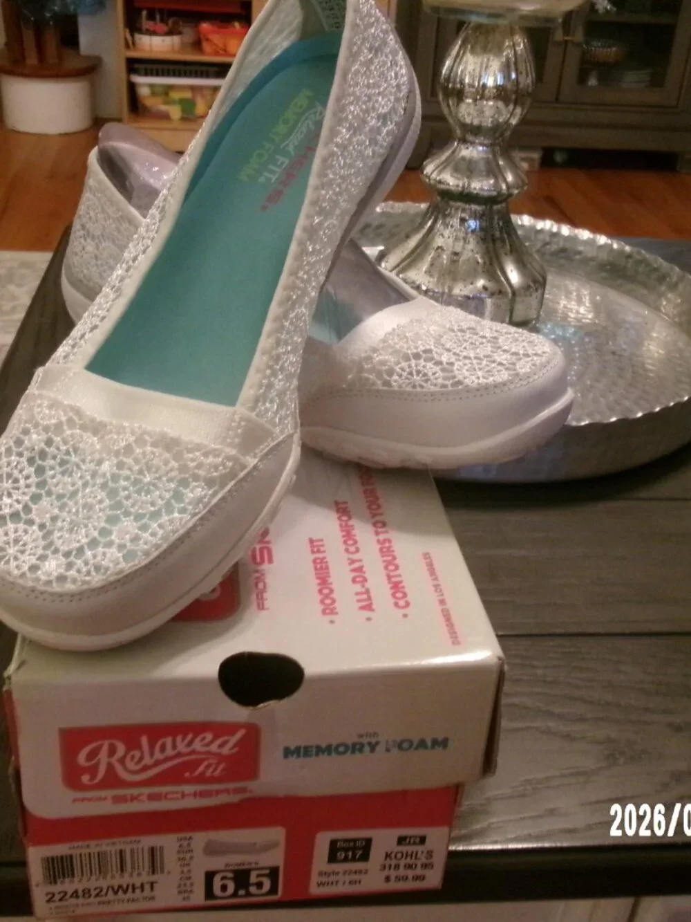 Skechers Breathe Easy Pretty Factor White Flats Women Size 6.5 Relaxed Fit Shoe